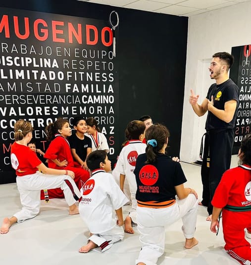 MUGENDO LEONES (8 a 11 años)