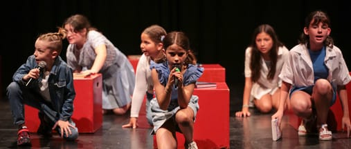 Teatro musical para niñas y niños de 6 a 11 años, agrupados por franjas de edad.