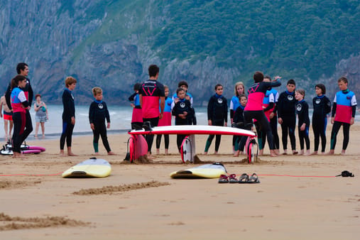 Surf Camp para Jóvenes 2024: ¡Aprende a Surfear este Verano!