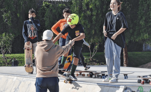 Clase de skate en grupo