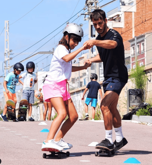 Clase de skate en grupo