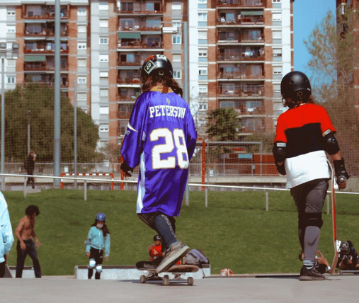 Clase de skate en grupo