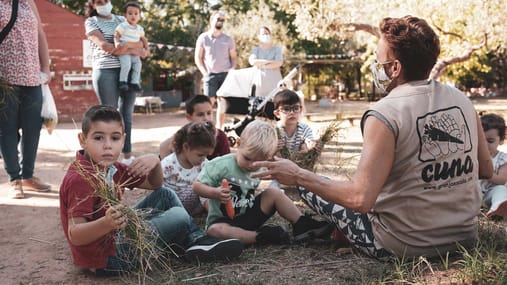 Campamento de verano en la naturaleza aprendiendo inglés