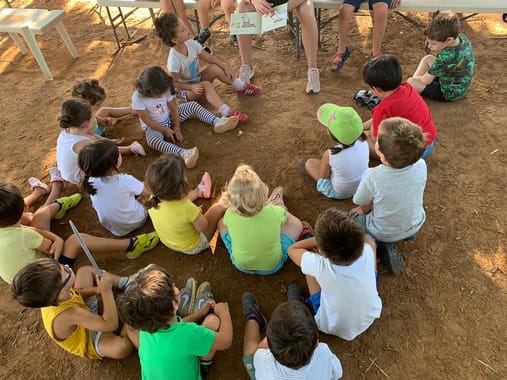 Campamento de verano en la naturaleza aprendiendo inglés